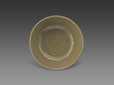 青釉暗花缠枝花纹碗