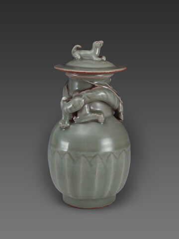 堆塑蟠龙莲瓣纹盖罐