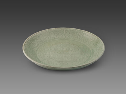 青釉刻方格纹盘