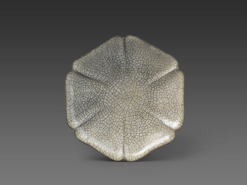 哥窑青釉葵口盘