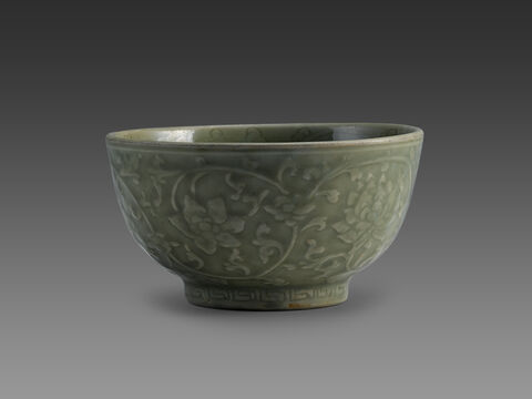 青釉刻花缠枝莲纹碗