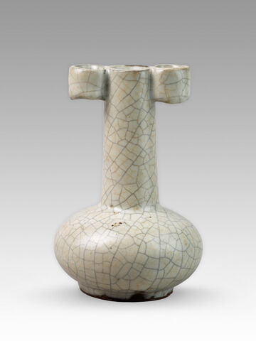 哥窑青釉贯耳瓶