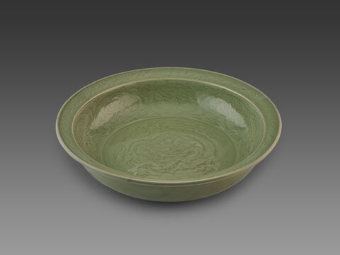 青釉刻花龙纹盘