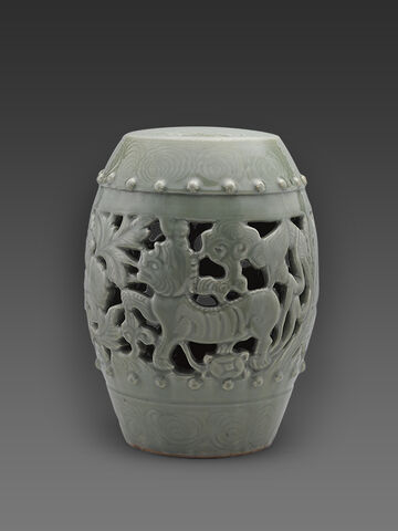 青釉镂空缠枝牡丹狮子纹鼓凳